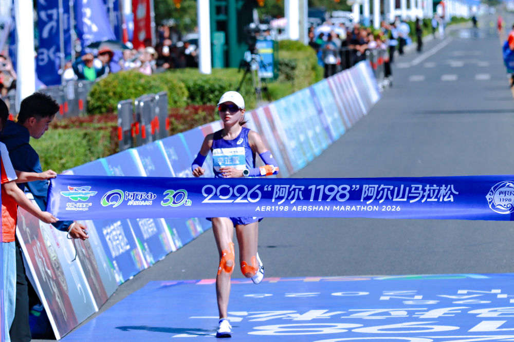 何杰、李芷萱分获阿尔山马拉松男、女冠军