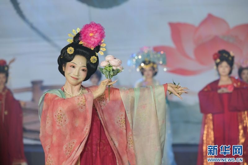 两岸青年展示汉服。新华网发（主办方供图）