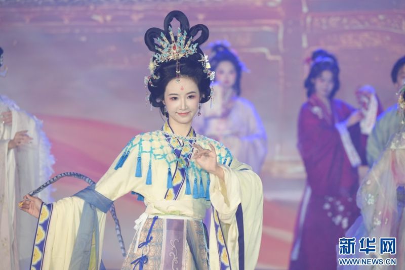 两岸青年展示汉服。新华网发（主办方供图）