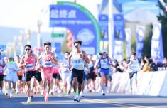 何杰、李芷萱分获阿尔山马拉松男、女冠军