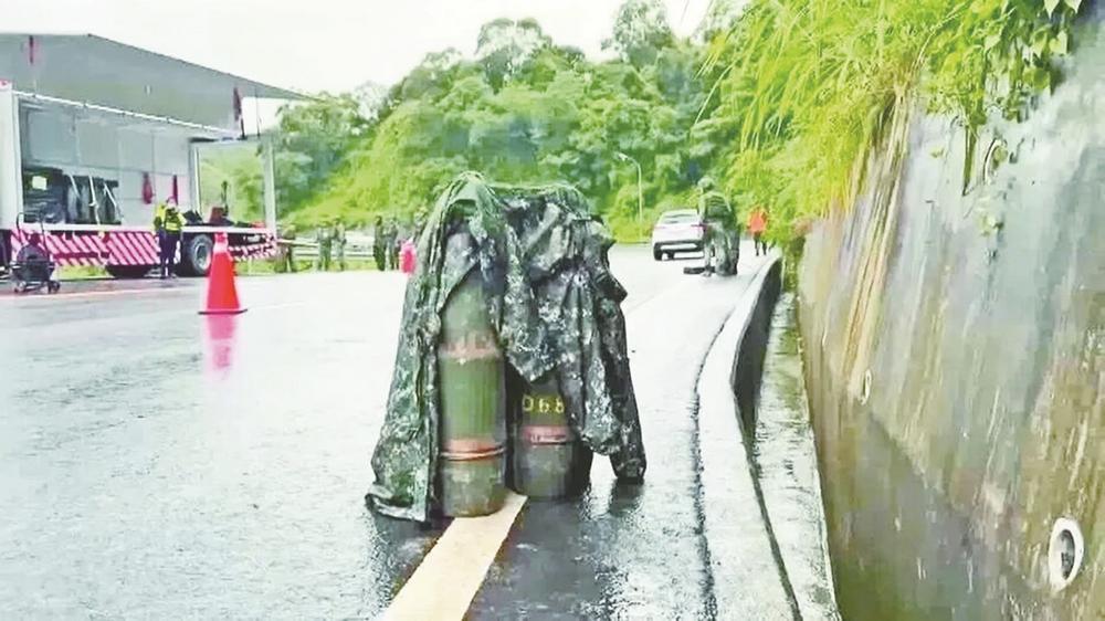 台军演又出包48颗炮弹滚落路面 引发民众惊恐 还好没有填充火药