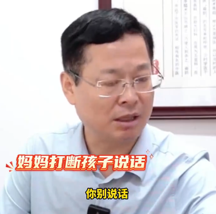 医生问诊27岁女子 妈妈在旁不停打断