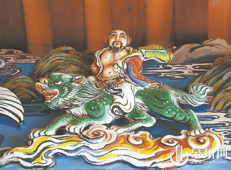 玉犀巷土地公庙屋檐上的“八仙过海”——汉钟离。