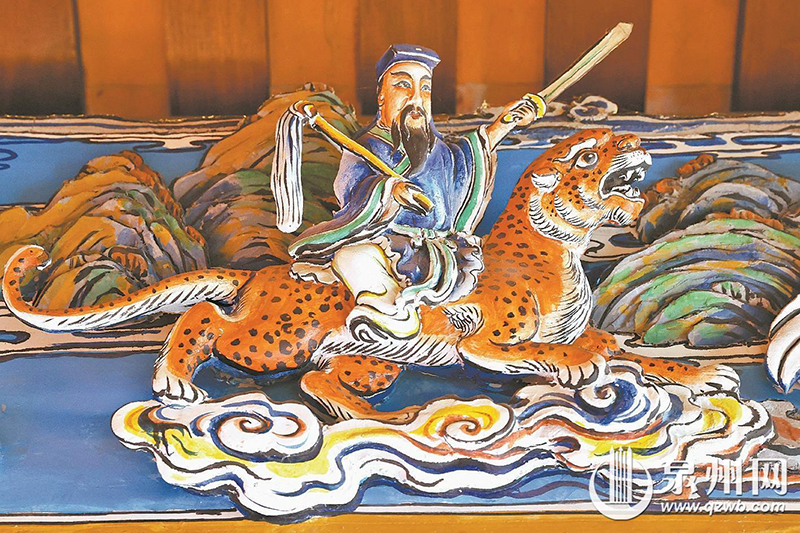 玉犀巷土地公庙屋檐上的“八仙过海”——吕洞宾。