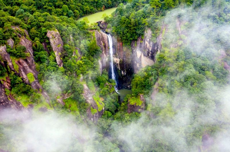 福建的瀑布群各有风姿，水雾漫山、负氧离子满溢，沉浸式逃离酷暑。陈成才 摄