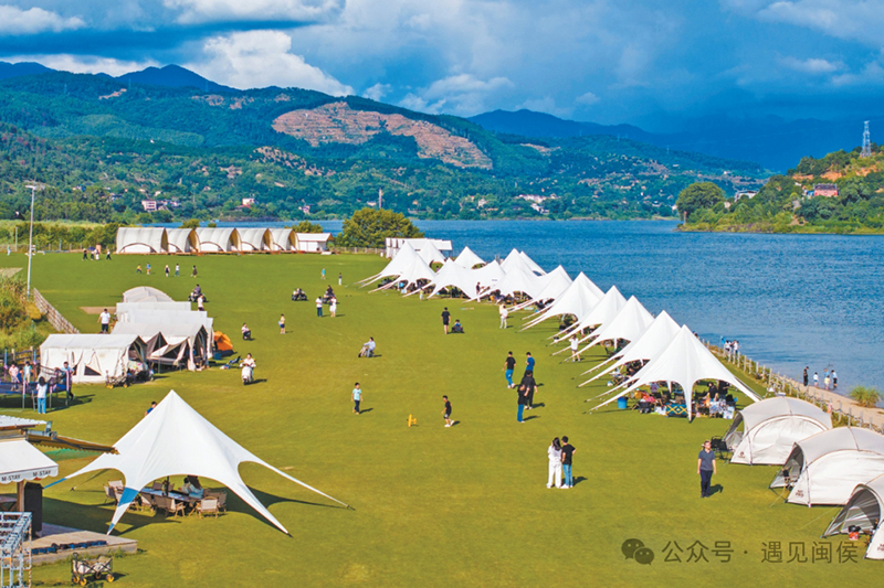 福建特色露营地，与你一同在这个夏天“躺营”，日落、烧烤、露天电影、观星一站式配齐，承包夏夜所有浪漫。记者 林双伟 摄