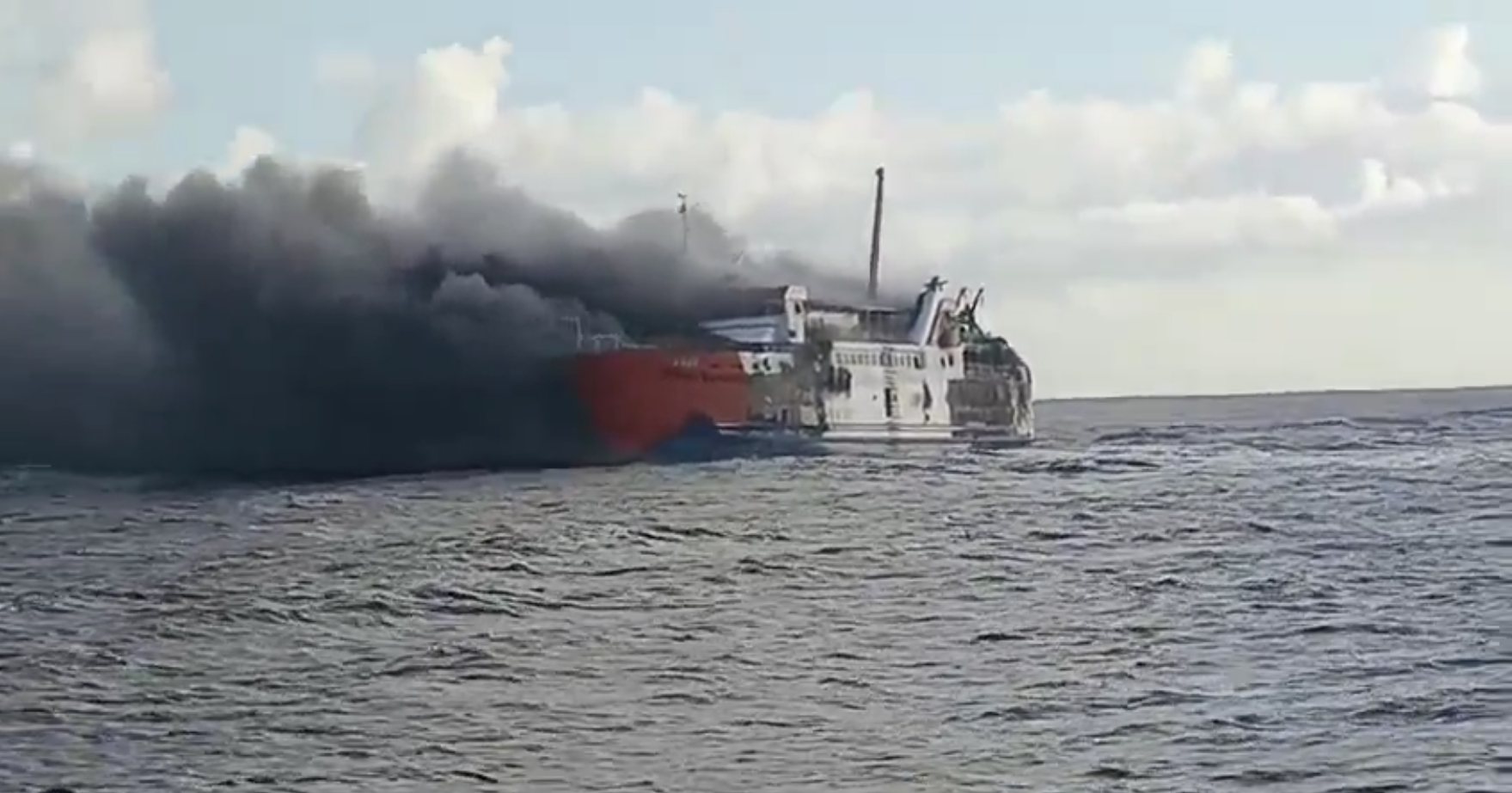 印尼龙目海峡一船只起火 114人全部安全撤离