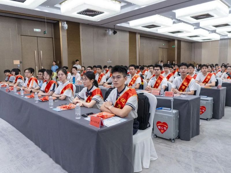 漳州市举行2026年优秀高中毕业生欢送会