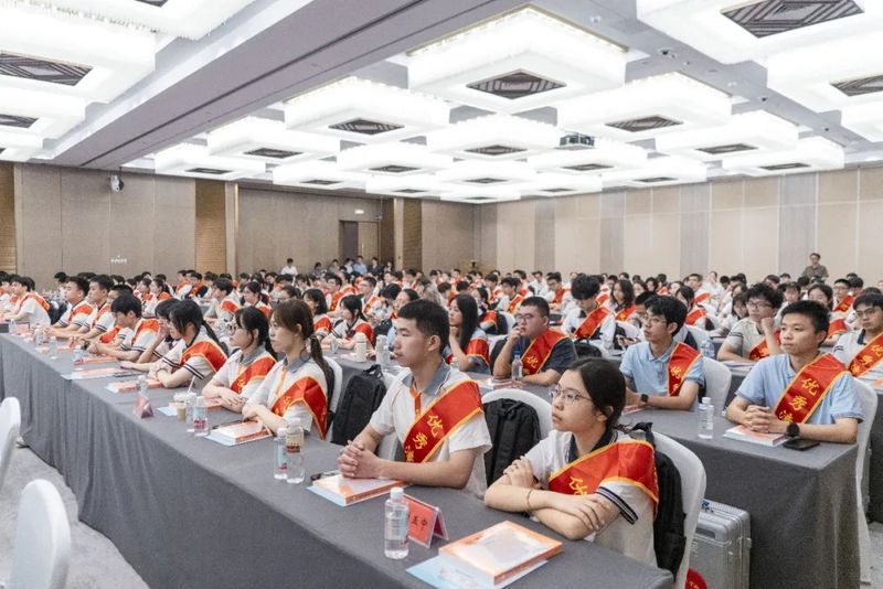漳州市举行2026年优秀高中毕业生欢送会
