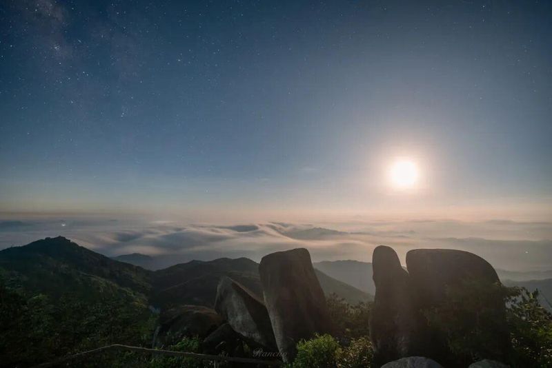 泉州九仙山是闽南老牌星空打卡地，站在山巅，浩瀚银河横跨天幕，繁星触手可及。图源：德化九仙山度假区