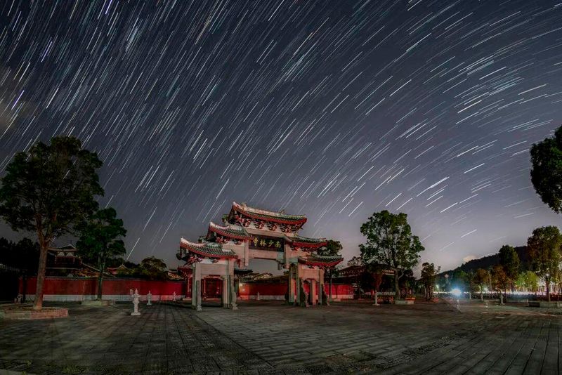 夜色掩映下，星河流转，南少林寺与绚烂星空交相辉映，展现出古朴又不失浪漫的迷人景致。图源：福建纪检监察