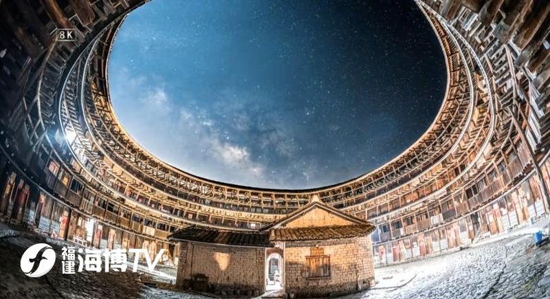 当城市霓虹遮蔽漫天星光，夏日的山野与海岛，正上演着独属于夜晚的宇宙浪漫。图源：海博TV