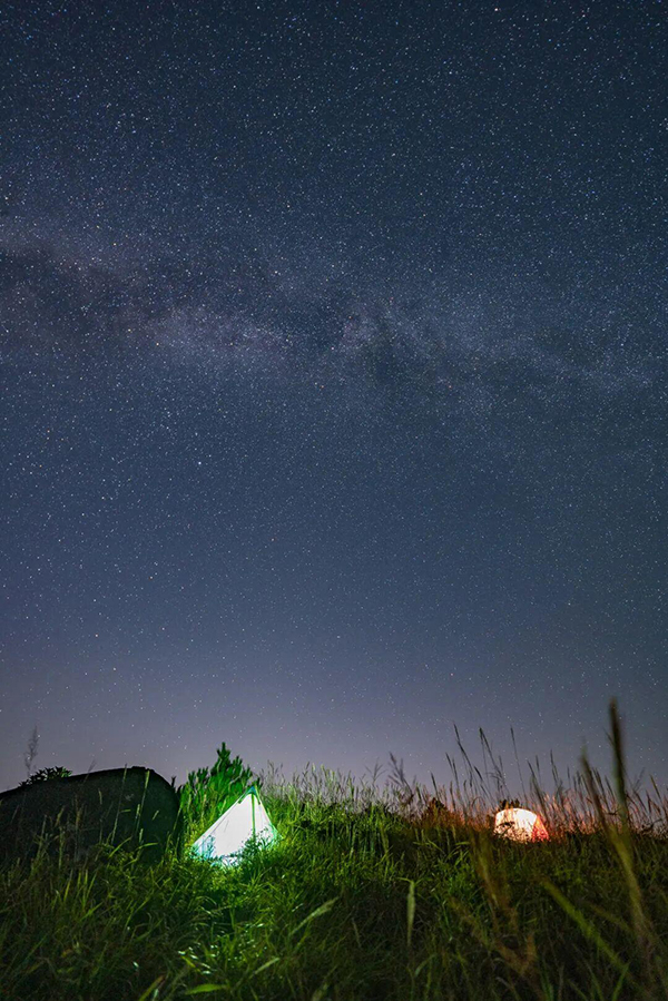 三明金铙山被称作“秀起东南第一峰”，高山之上视野开阔，夜幕降临，璀璨银河铺展于群山之上。图源：建宁县融媒体中心