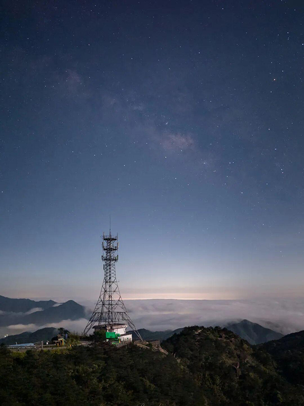泉州九仙山是闽南老牌星空打卡地，站在山巅，浩瀚银河横跨天幕，繁星触手可及。图源：德化九仙山度假区
