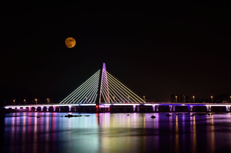 漳州双鱼岛大桥，是漳州人夏夜浪漫集合地。桥上的灯亮起来，倒映在海面像两条发光的绸带。图源：邸正宇
