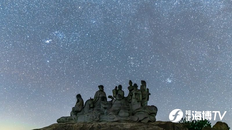 当城市霓虹遮蔽漫天星光，夏日的山野与海岛，正上演着独属于夜晚的宇宙浪漫。图源：海博TV