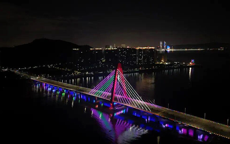 漳州双鱼岛大桥，是漳州人夏夜浪漫集合地。桥上的灯亮起来，倒映在海面像两条发光的绸带。图源：w-xj