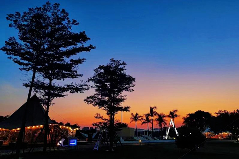 漳州双鱼岛大桥，是漳州人夏夜浪漫集合地。桥上的灯亮起来，倒映在海面像两条发光的绸带。