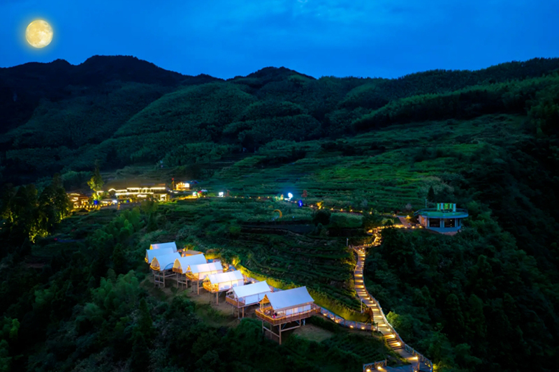 在南平政和的明月松间露营地，躺进天然氧吧，被竹林和溪流环绕，早上被鸟鸣叫醒，夜晚抬头就是星星！图源：大武夷文旅