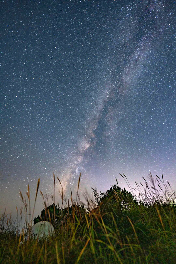 三明金铙山被称作“秀起东南第一峰”，高山之上视野开阔，夜幕降临，璀璨银河铺展于群山之上。图源：建宁县融媒体中心
