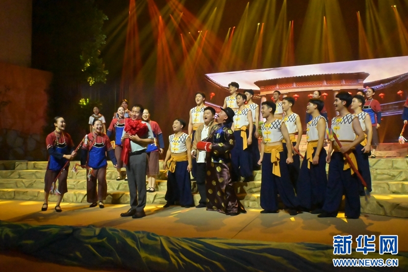观众登台体验客家打新婚民俗。新华网发（杨文颖 摄）