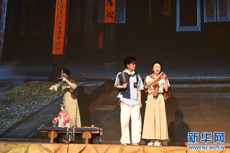 演出集中展现两岸客家民俗共传、技艺共承、生活共情、血脉同源的深厚联结。新华网发（杨文颖 摄）