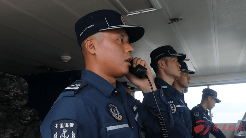 海洋与渔业执法部门也联动了各涉海部门，一共出动了12艘执法船驻守海上，做实出港护航保障，紧盯渔船实时动态，从严开展特许捕捞资质核验与海上安全隐患排查，严厉打击各类违法违规行为。