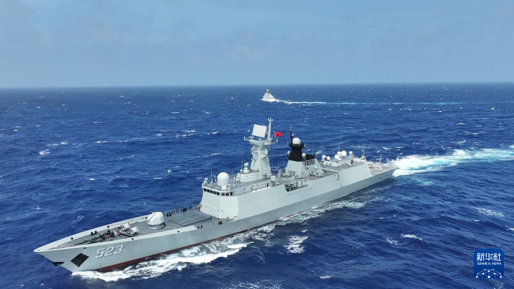 中国海军红河舰与印尼海军“莱”号护卫舰位台岛以东海域圆满完成海上通航演练