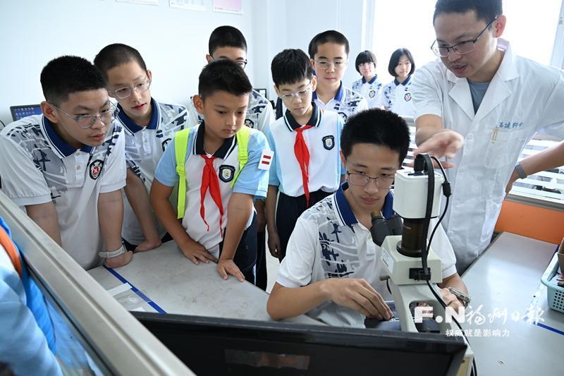 鼓楼学子探访福建省纤维检验中心