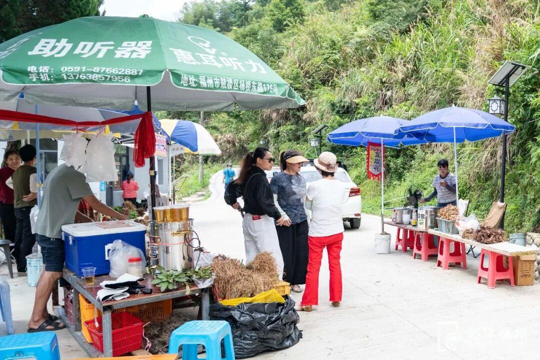 许多村民在景区入口售卖土特产，旺盛客流带动村民增收致富。记者 林双伟 摄