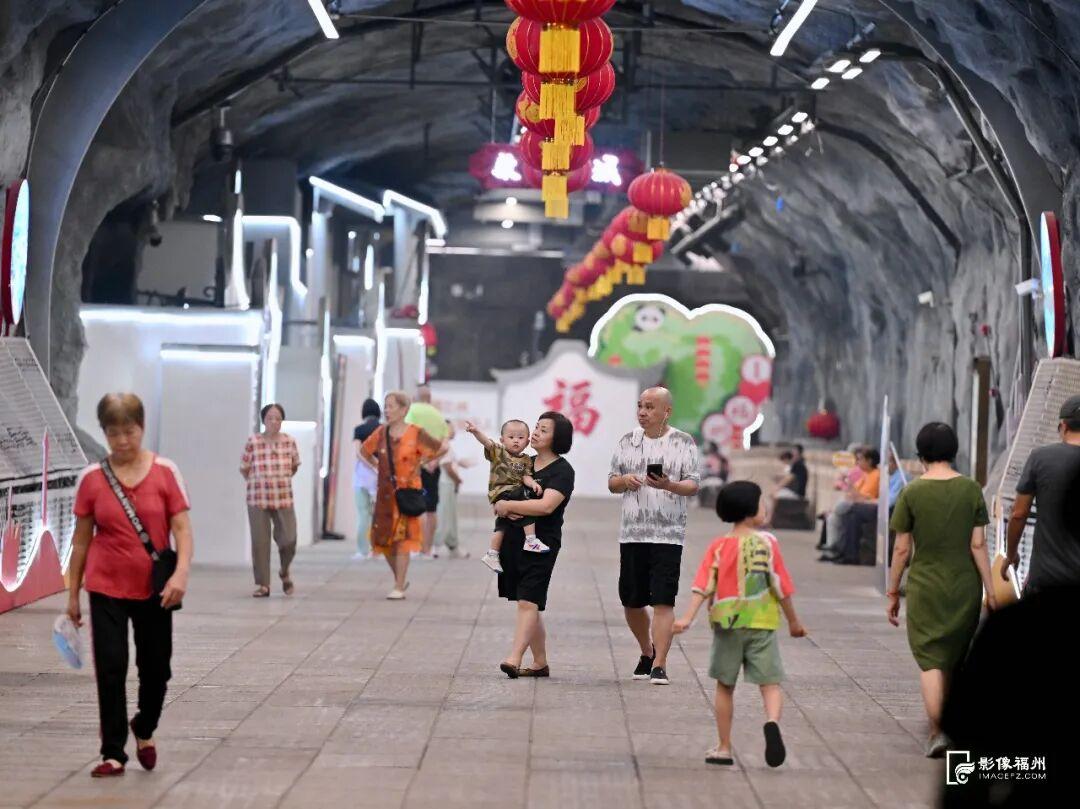 市民在福州乌山防空洞避暑休闲。记者 姜克红 摄