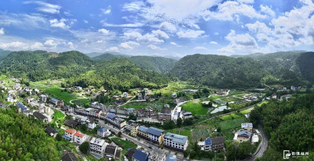 双溪村被评为福州市乡村振兴四星级村，入选第一批省级乡村振兴示范村名单，瀑布群带火了整个山村。