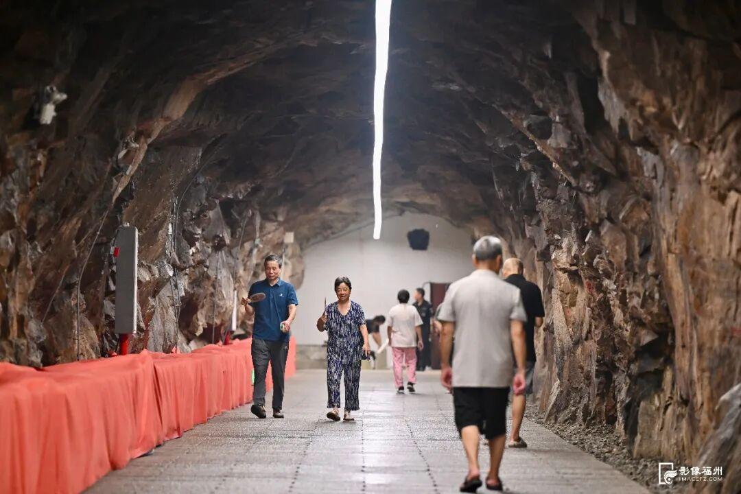 修缮焕新的乌山防空洞再度免费开放，变身为市民家门口的共享纳凉点，洞内外温差可达10℃左右，是福州必打卡的“宝藏避暑地”。记者 姜克红 摄