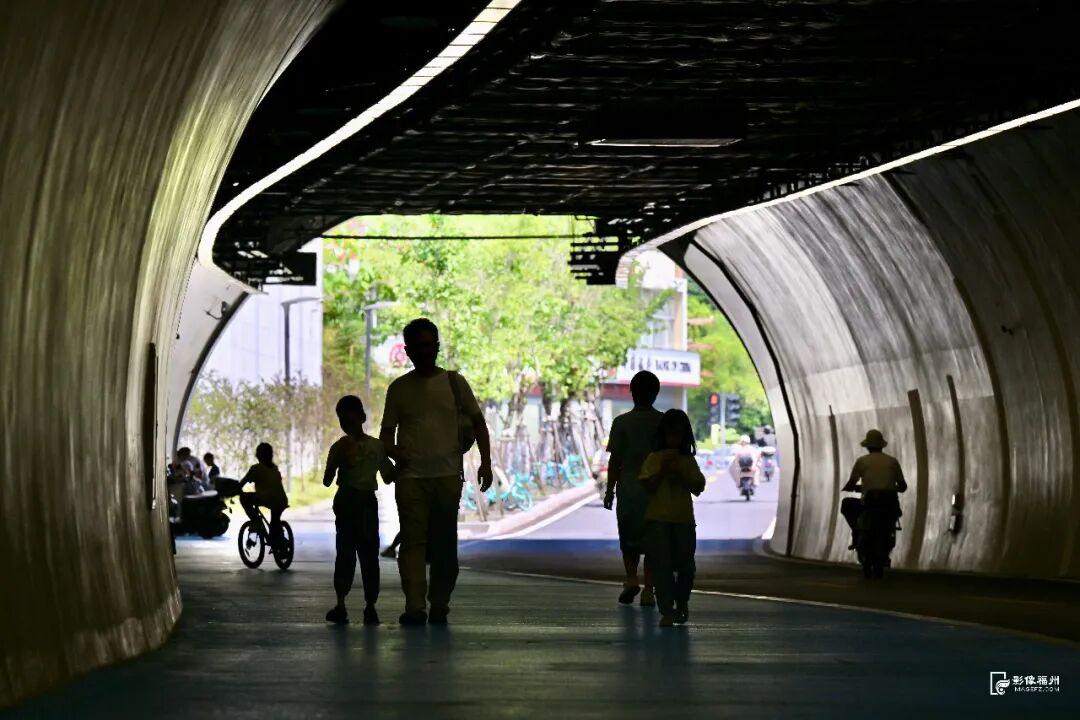 市民在福州梅峰慢行隧道内休闲纳凉。记者 姜克红 摄