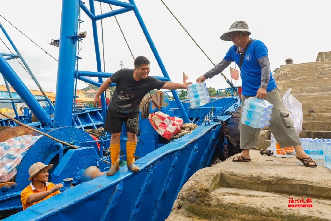 连日来，连江各码头一片繁忙，渔民们抢抓时间修理渔船、整理渔具、补给物资，为新一轮出海作业做最后的冲刺准备。