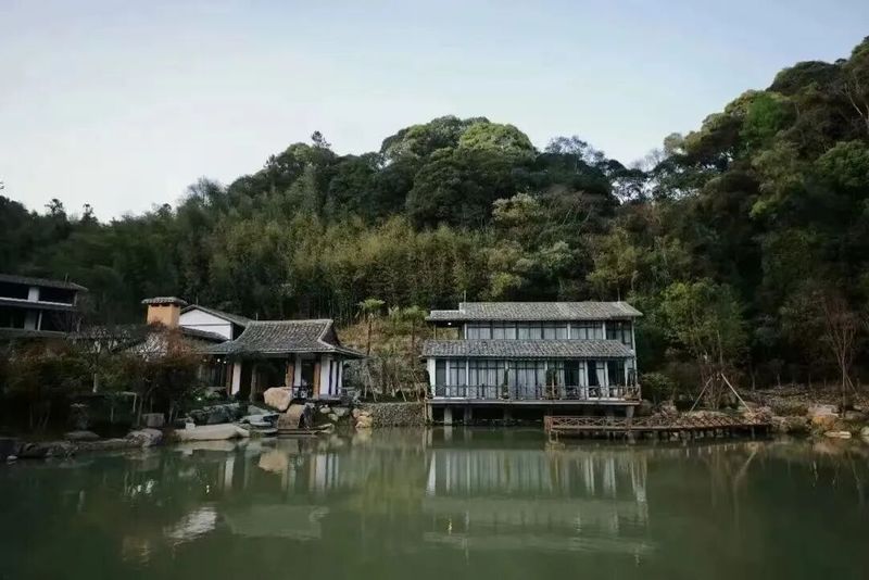 九峰·云水涧藏于九峰村的“小江南水乡”，清雅幽静。一条清澈见底的小溪蜿蜒于此，可见中式独立庭院，独享天然湖景，栈道、杜鹃、桃林、草地与远处的山峦层叠，古典气息与自然风光交相辉映，构成了典型的江南水墨画。