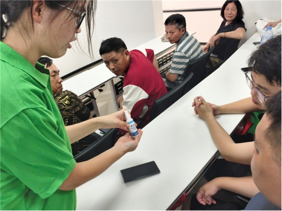 实践队在平潭鲍鱼科技小院向养殖户宣传&ldquo;鲍卫者&rdquo;鲍鱼酶解抗菌肽抑菌剂