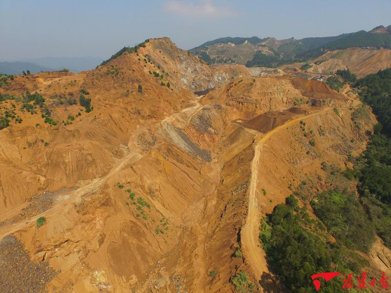 大田县前坪乡山川村废弃矿山光伏扶贫项目在生态修复前,土壤裸露、不见树木。 (大田县国土资源局供图)