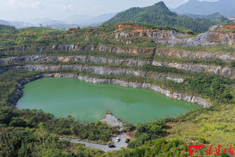 7月22日,永安市大湖镇大湖村金银湖矿坑现场,经过系统生态修复的矿山早已褪去昔日矿坑裸露的旧貌,整片山体重新披上浓密绿装,处处透着盎然生机。游庆辉 摄