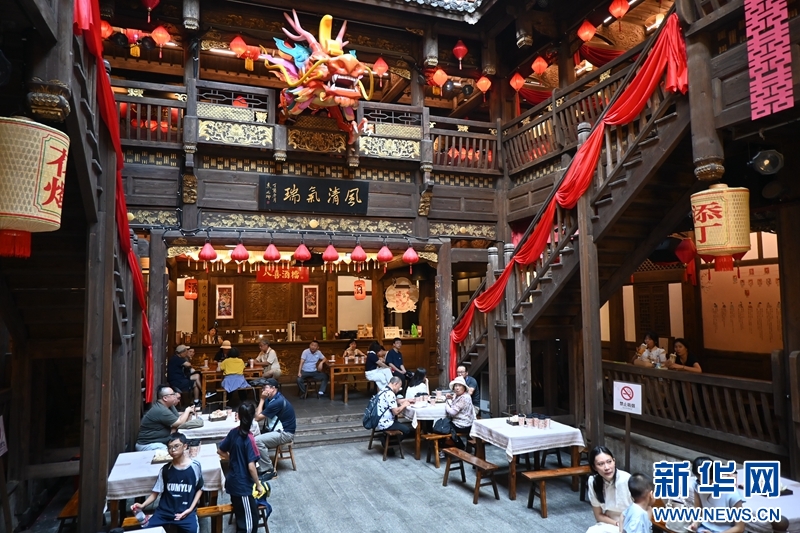 “八喜楼”以客家人一生经历的“八大喜事”为核心,展现客家传统习俗。新华网发(杨文颖 摄)
