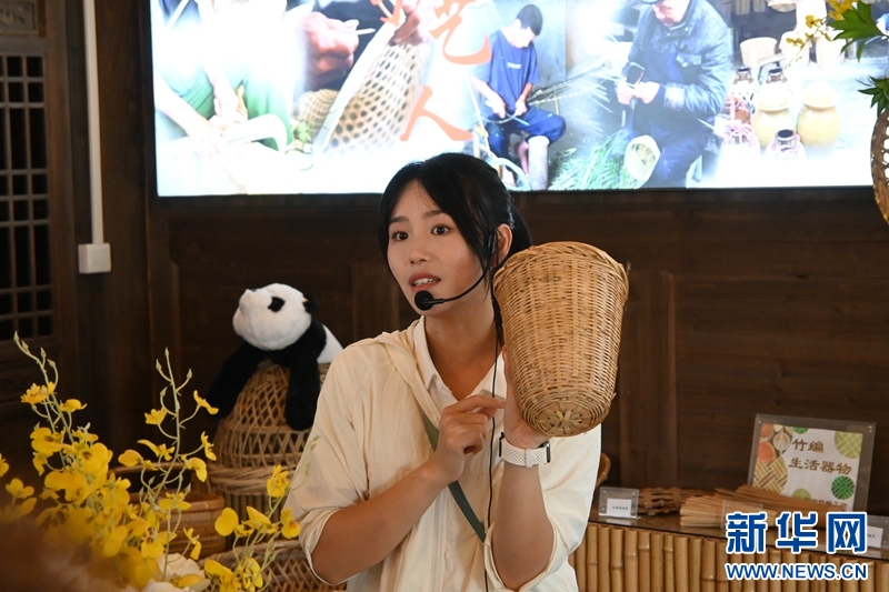 三洲村竹编技艺体验馆内,讲解员正在介绍相关工艺。新华网发(杨文颖 摄)