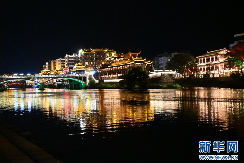 汀江夜景。新华网发(杨文颖 摄)