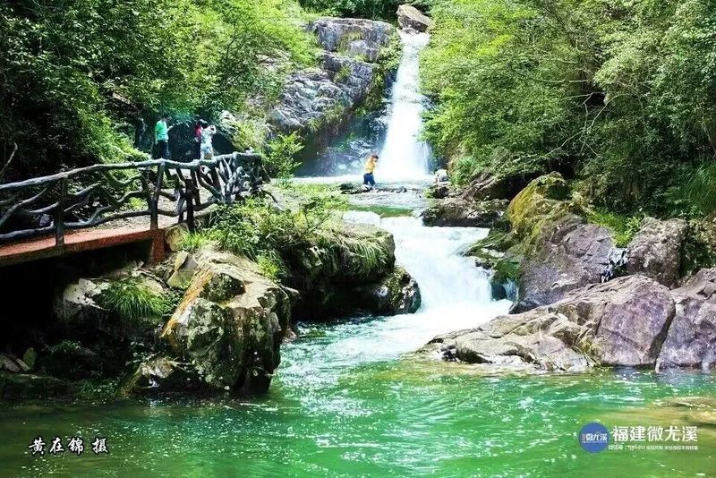 听，是山林飞瀑叮咚鸣响