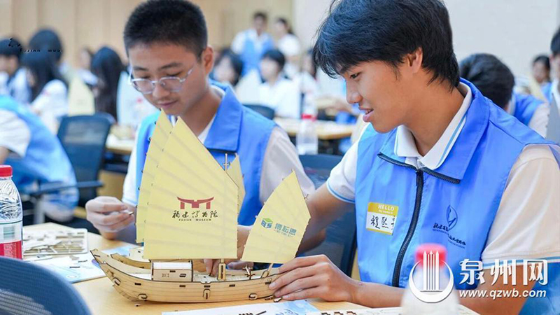第八届内地与港澳中学生文化遗产暑期课堂·泉州站，学子们体验福船制作。（来源：海丝泉州文旅之声）