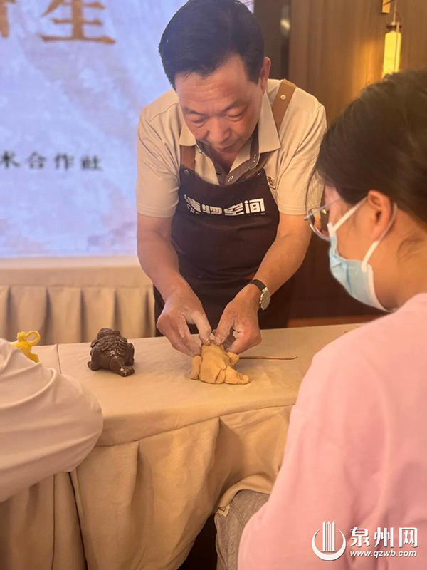 福建省工艺美术名艺人曾藩华带来趣味满满的泥塑体验（来源：“泉州古城”微信公众号）