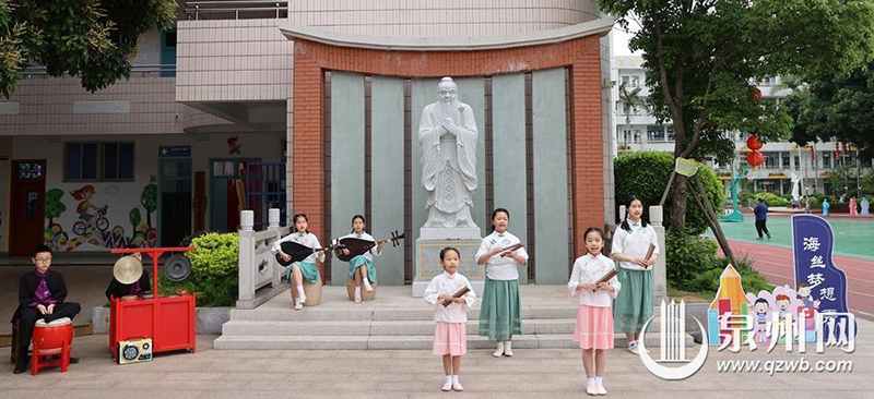 学生们参加非遗展演