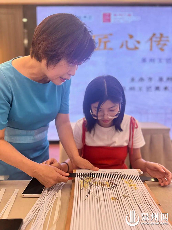 泉州市工艺美术大师张雪华的传统工艺手织画课程（来源：“泉州古城”微信公众号）