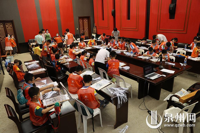 孩子们学习永春纸织画