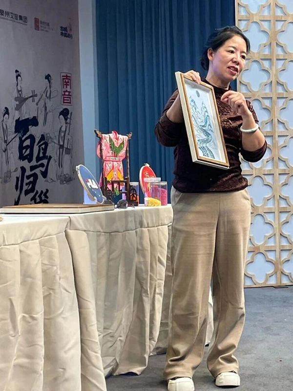 泉州市工艺美术名人、金苍绣技艺代表性传承人吴心治细致拆解珠绣针法、配色技巧等核心技法（来源：鲤城青年）