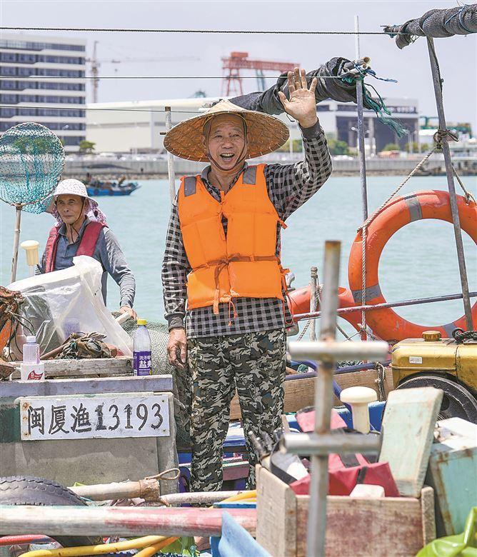 厦门海域开渔 首批渔获上岸丰富市民餐桌